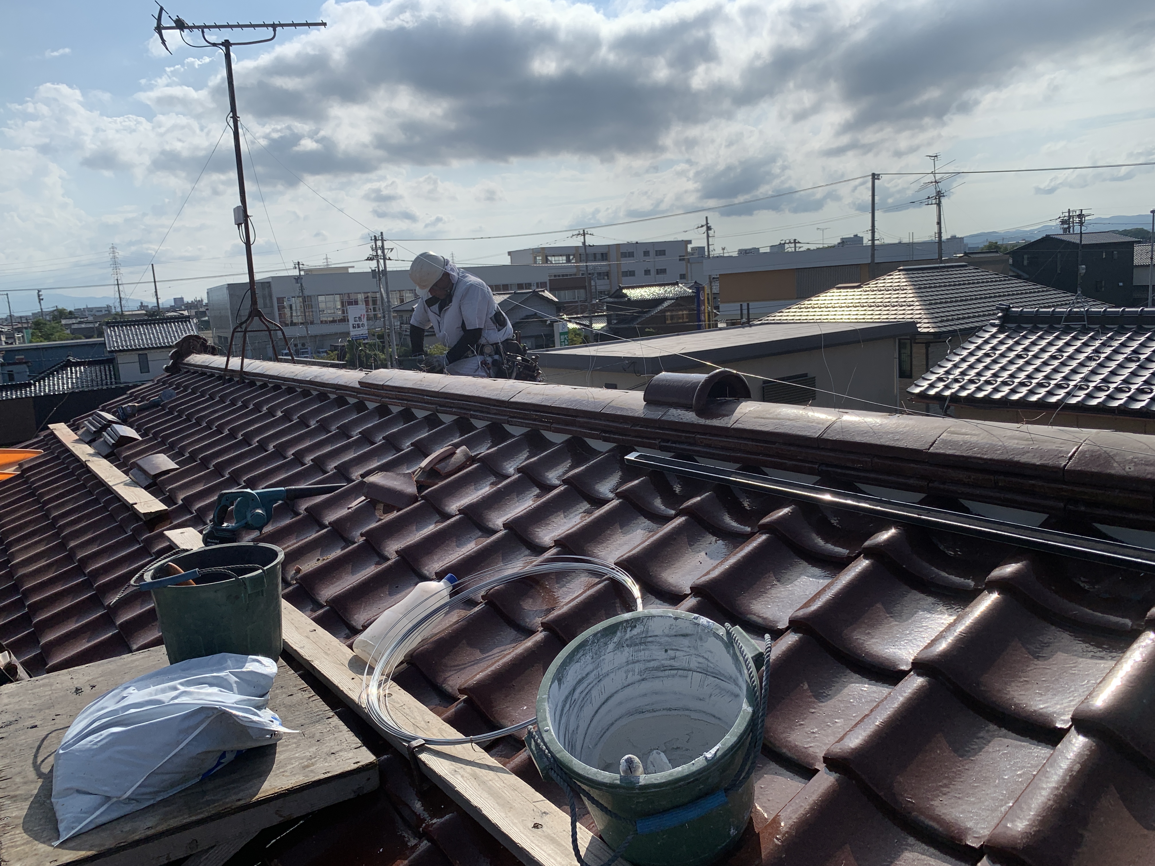 高岡市にて屋根の棟瓦積み直し工事を行いました